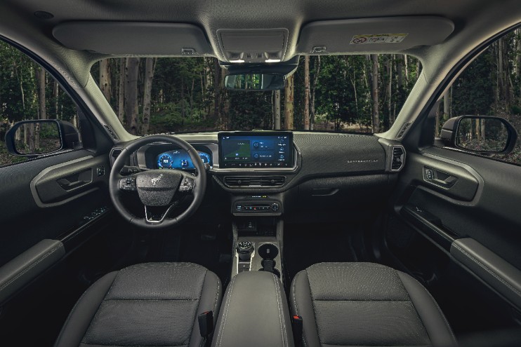 Frente da Ford Maverick Tremor cinza na natureza